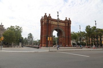 Fototapeta na wymiar arc de triomphe barcelone