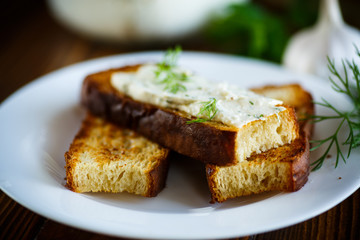 Sandwich of fried toasts with garlic melted cheese