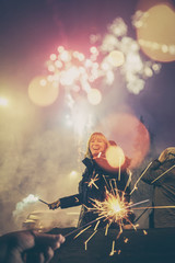 Frau beim feiern zu Silvester draußen