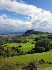 Obraz premium Der Hohentwiel mit der Stadt Singen
