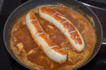 Bratwurst in der Pfanne anbraten