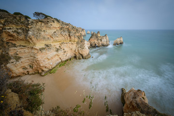 Fototapeta na wymiar Praia de tres irmaos, Algarve, Portugal