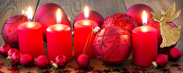 Adventskranz mit goldenem Weihnachtsengel