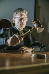 angry man a judge with a hammer in his hand in the court room   © de Art