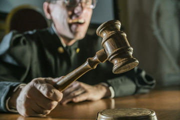 angry man a judge with a hammer in his hand in the court room   © de Art