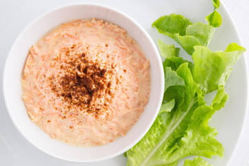 carrot salad with yougurt and garlic