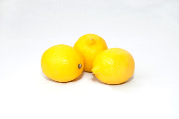 Лимоны на белом фоне