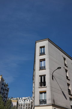 Immeuble étroit blanc