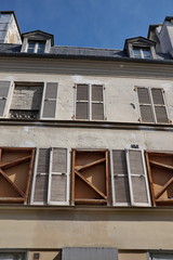 fenêtres murées, maison en cours de démolition