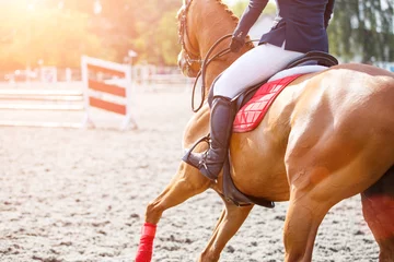 Afwasbaar Fotobehang Paardrijden Jong meisje op zuring paard galopperen op haar cursus op springconcours. Afbeelding met kopieerruimte