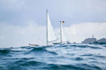 Naklejka premium segel yacht in hohem Seegang auf dem Atlantik