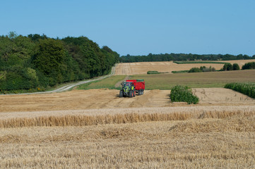 Obraz premium tractor waiting for a harvester on field