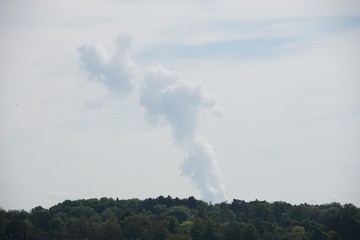Wolkenformation aus Kernkraftwerk in ländlicher Umgebung 