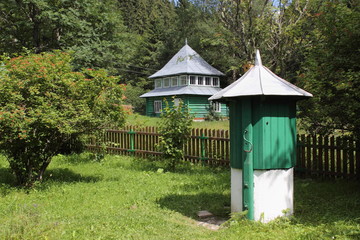 Fototapeta na wymiar Brunnen und Holzhaus in den Waldkarpaten (Ukraine)