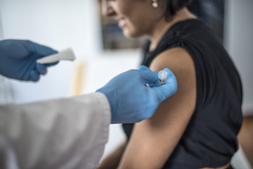 medico fa una vaccinazione sul braccio a una giovane ragazza