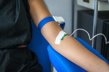 infermiere esegue un prelievo di sangue per analisi mediche