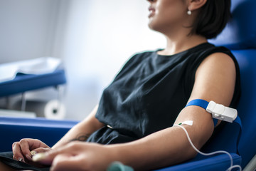 infermiere esegue un prelievo di sangue per analisi mediche