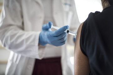 medico fa una vaccinazione sul braccio a una giovane ragazza