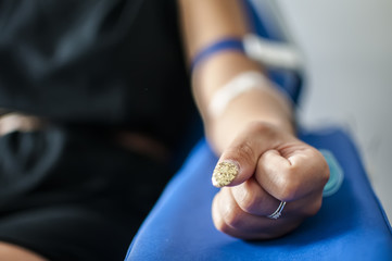 infermiere esegue un prelievo di sangue per analisi mediche