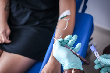 infermiere esegue un prelievo di sangue per analisi mediche