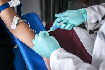 infermiere esegue un prelievo di sangue per analisi mediche