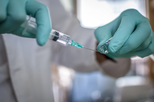 medico prepara una siringa per fare una vaccinazione