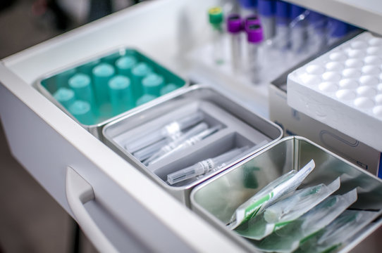 medico prepara una siringa per fare una vaccinazione