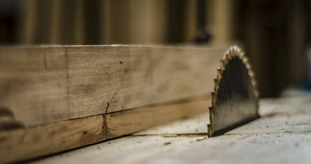 Sierra cortando madera