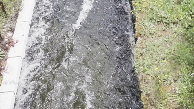 Canal de agua desembocando en embalse