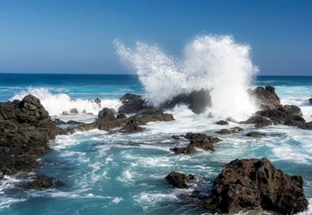 Zelfklevend Fotobehang Ocean waves crashing against rocks at Hawaii beach © Elizabeth
