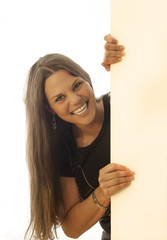 junge br&uuml;nette lachende Frau hinter einem Schild