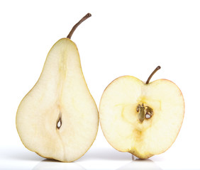 Aufgeschnittener Apfel und Bifne auf weissem Hintergrund