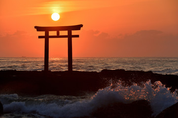 朝日と鳥居