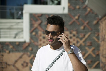 junger farbiger Mann mit Handy