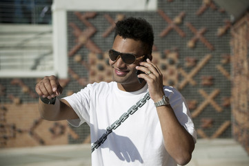 junger farbiger Mann mit telefon