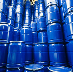 Stapel von blauen &Ouml;lf&auml;ssern 