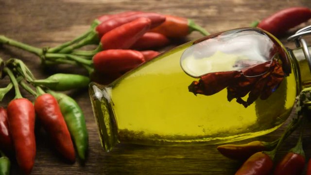 Oliivi&ouml;ljy Olive Olivolja oil Olio &Oacute;l&iacute;fuol&iacute;a piccante Oliven&ouml;l al Aceite de Huile Chili d'olive oliva 橄欖油 peperoncino video Оливковое масло di Maslinovo ulje Vaji i ullirit 