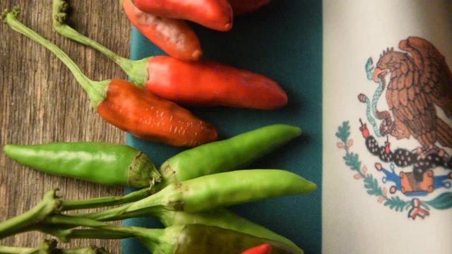 Capsicum Pimientos Papryka Mexican chilis video Peperoncini Spanskpepparsl&auml;ktet messicani Капсикум piccanti 