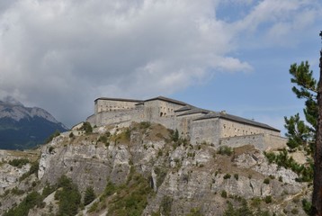 Fototapeta na wymiar Fort Victor Emmanuel formant partie de la barrière de l'Esseillon dans les Alpes. Porte du parc national de la Vanoise