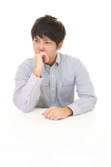 悩む男性
