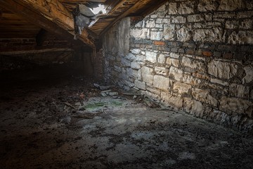 Obraz premium Creepy attic interior at abandoned building