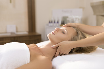 Obraz na płótnie Canvas Young woman leisuring in spa massage