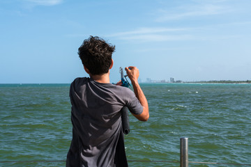 El pescador utiliza su fuerza para sacar el pescado.
