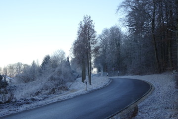 Obraz premium Straße mit Glatteis im Winter