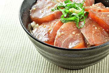 ハマチの漬け丼