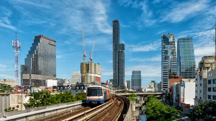 Photo sur Aluminium Bangkok Le sky trian avec bâtiment dans la ville d& 39 affaires de bangkok en thaïlande