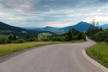 Fototapeta premium Alpy Bawarskie z widokiem na góry i łąki w Allgau