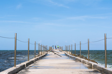 En el muelle hay varios pescadores.