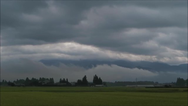 雨雲の動き　タイムラプス　黒い雲　曇り　豪雨のイメージ