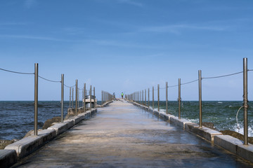 Obraz premium En el muelle están pescando.